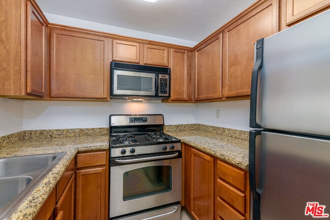 Building Photo - 355 N Maple St