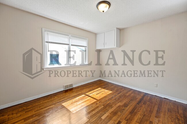 Building Photo - 3026 S Vine St