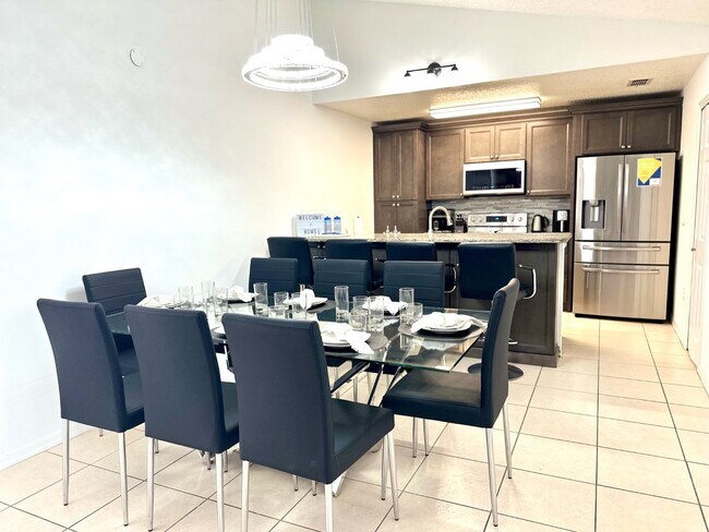 Building Photo - 333 W Shoreline Dr