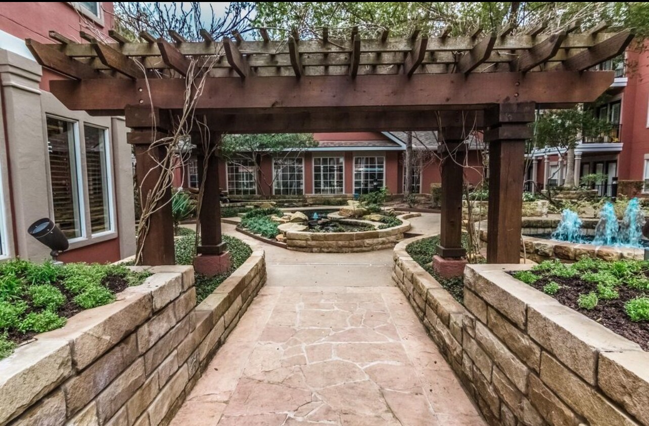 Building Photo - 2400 McCue Rd