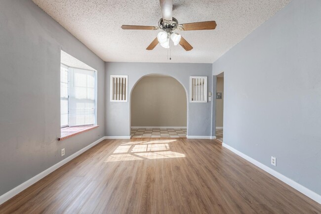 Building Photo - 875 Plainview Dr