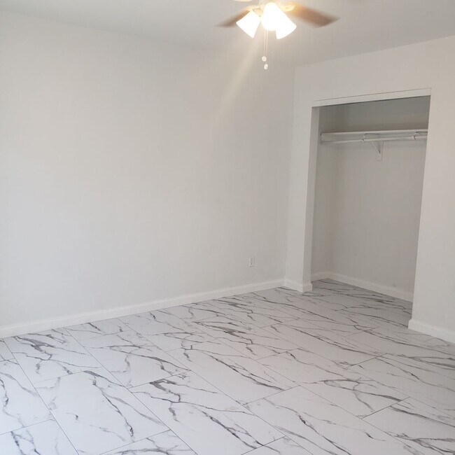 Building Photo - 6363 Carlo Dr