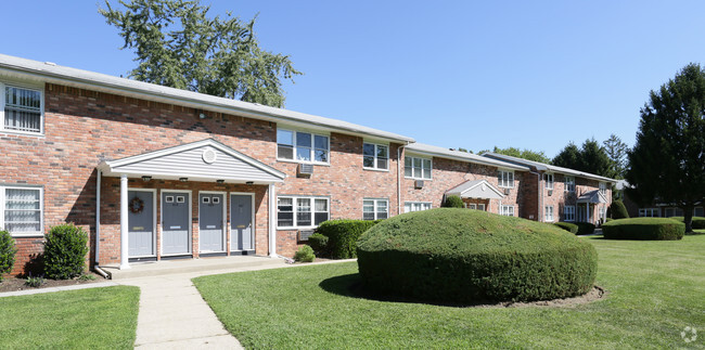 Maple Crest Garden Apartments at Dix Hills - Deer Park, NY | Apartment ...