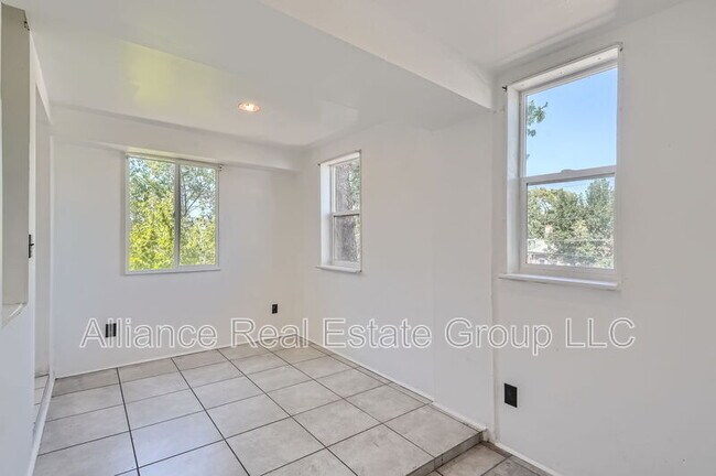 Building Photo - 41 W Byers Pl