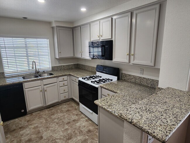 Building Photo - 5201 S Torrey Pines Dr