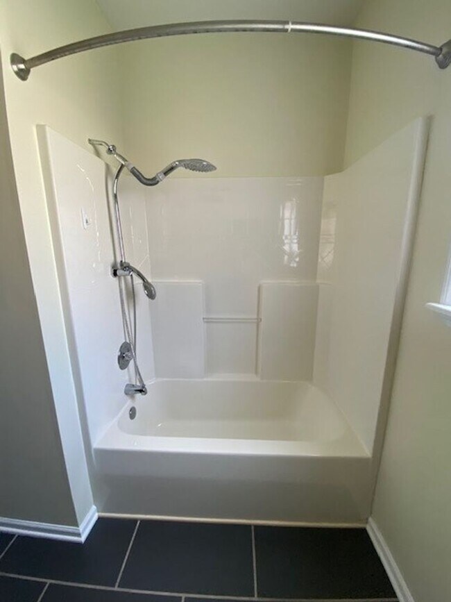 Building Photo - Welcome to this stunning 3-bedroom, 2-bath...