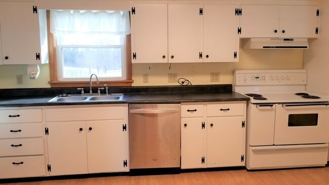 Building Photo - CHECK ME OUT!  3 Bedrooms, 2 Full Baths, B...