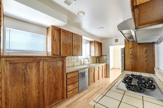 Building Photo - Altadena Home For Lease