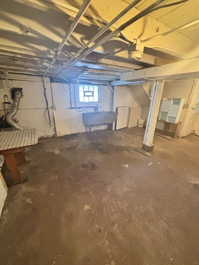 Building Photo - 713 E 144th St