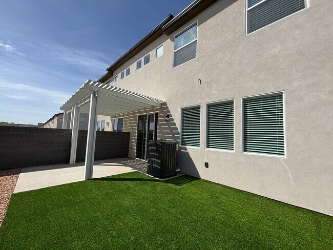 Building Photo - SAND HOLLOW TOWNHOME FOR RENT!