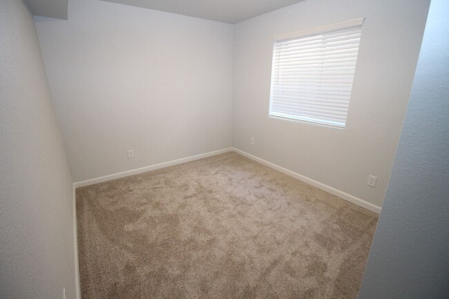 Building Photo - Brand new 3bdr 3bath duplex walking distan...