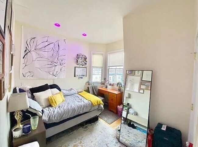 Building Photo - South End 3bed / 1bath available September 2026