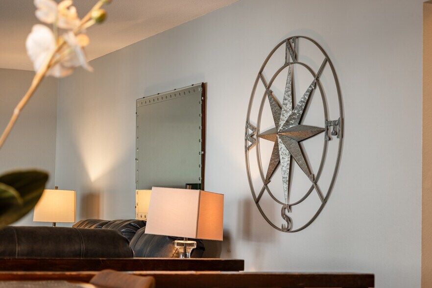 Building Photo - 6806 Sunset Strip NW