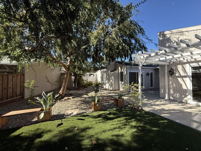 Building Photo - 328 Flaming Oak Dr