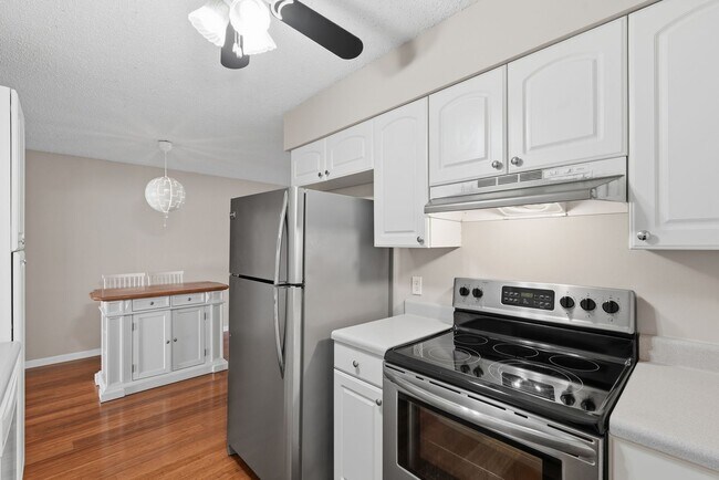 Building Photo - Quiet neighborhood, Centrally located, 3 bedroom 2 bath home in NW