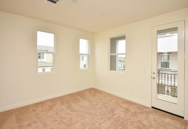 Building Photo - Newly Renovated Spacious 3 Bedroom Available for Rent Today! Don't Miss your chance!! Rent Today!!