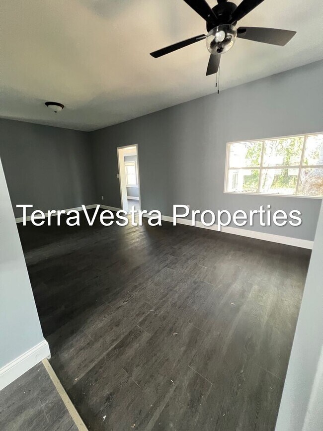 Building Photo - 3 Bed Single Family in Deepwater! Eligible...