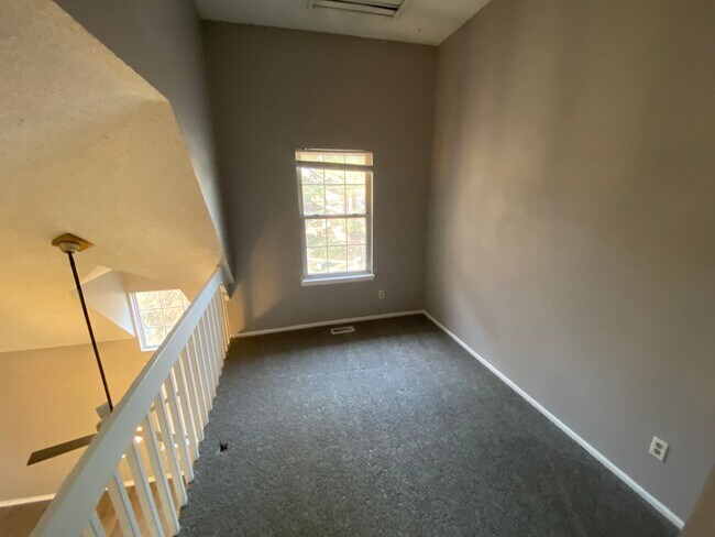 Building Photo - Spacious Aurora Townhome