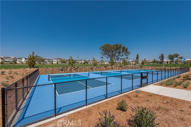 Building Photo - 400 Loon