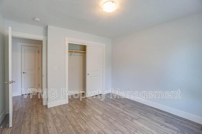 Building Photo - 10703 NE 70th St