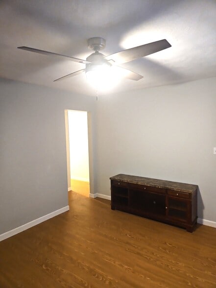 Living room has ceiling fan - 20 Nixon St