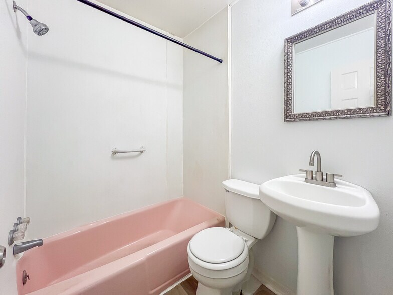 Building Photo - 1107 W Augusta Ave