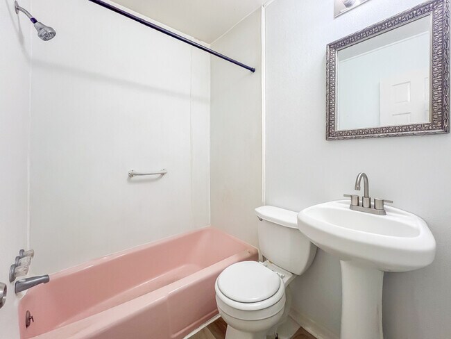 Building Photo - 1107 W Augusta Ave