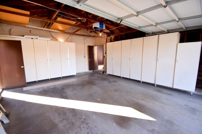 Building Photo - Fullerton Home w/Yard & Garage - 3 Bed/2 Bath