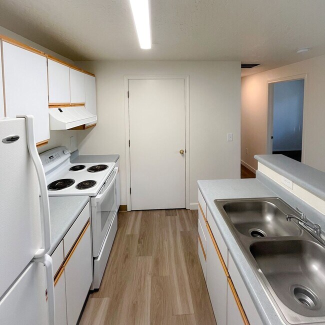 Building Photo - 3185 S Apple St