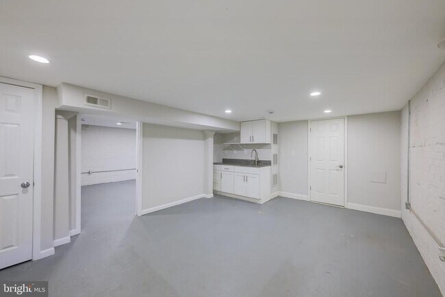 Building Photo - 1900 Q St SE