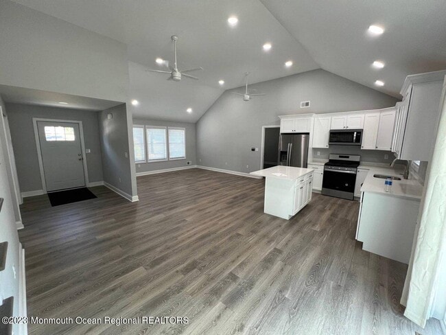 Building Photo - 18 Lasatta Ave