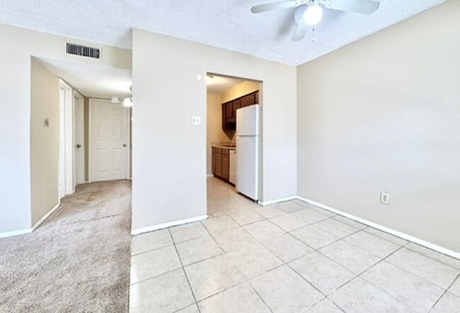 Building Photo - 2 Bedroom Upstairs Condo Located off Perki...