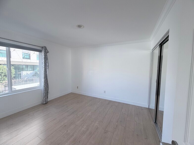 Building Photo - 3525 Lebon Dr