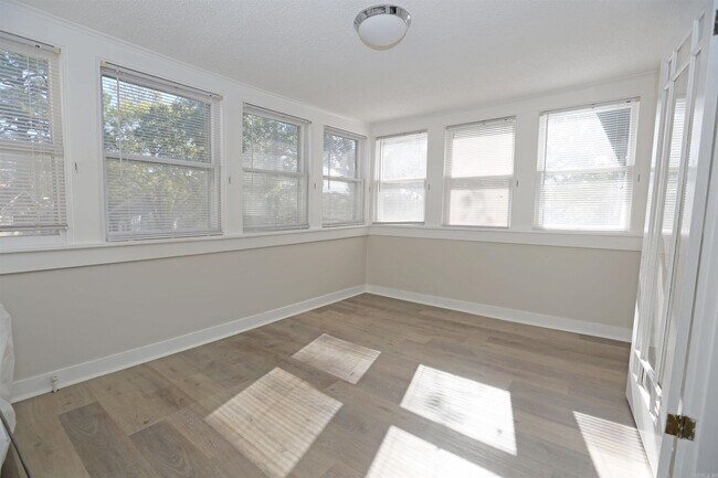 Building Photo - 1020 Kavanaugh Blvd