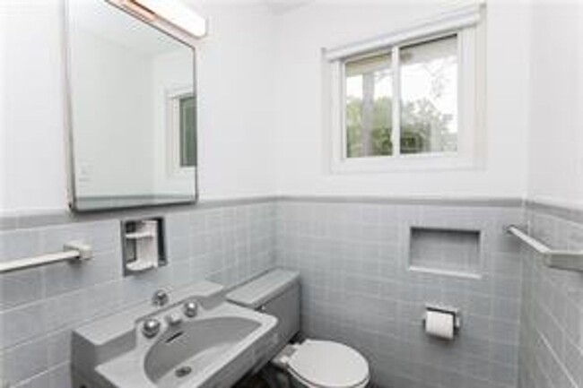 Building Photo - 4 BED/3 BATH LOCATED IN A WATERFRONT COMMU...
