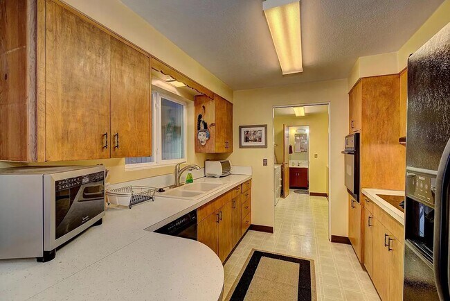 Building Photo - 3411 W Hillcrest Dr