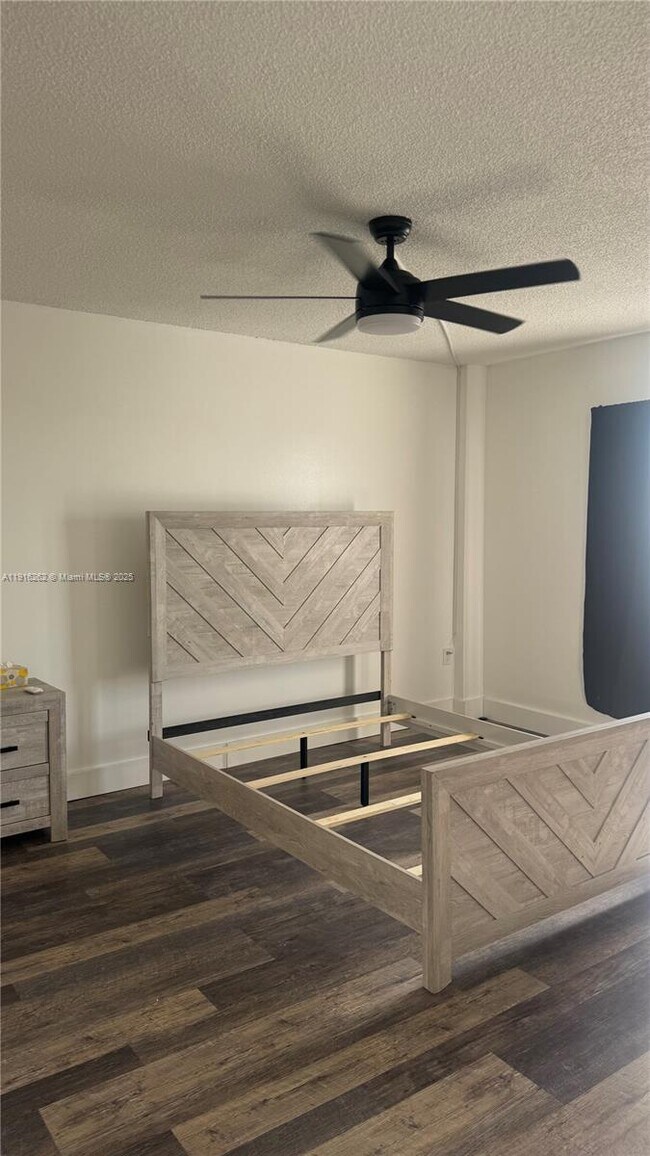 Building Photo - 4174 Inverrary Dr