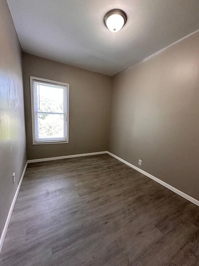 Building Photo - 3bedrooms 1 1/2 bathroom. The house is ver...