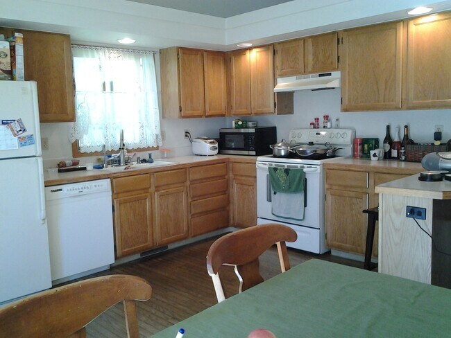 Building Photo - Wonderful Home Centrally Located