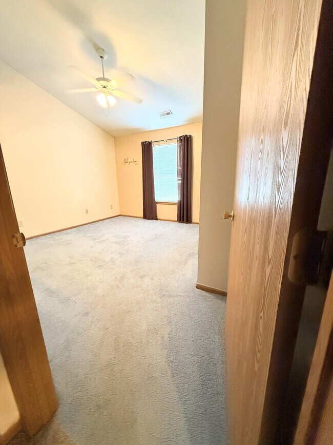 Building Photo - 1229 Rivercrest Dr S