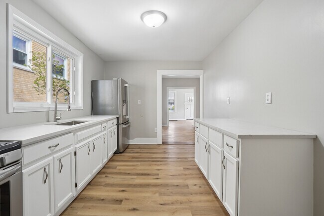 Building Photo - 906 State St