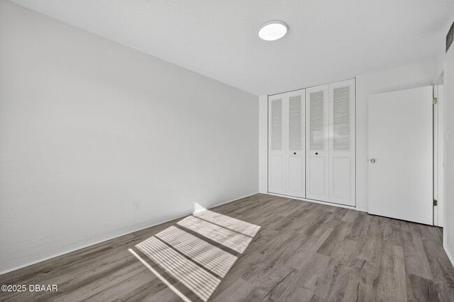 Building Photo - 2417 N Oleander Ave