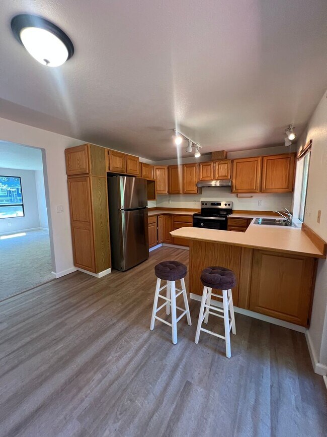 Building Photo - Finn Hill neighborhood Kirkland!