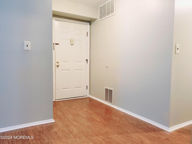 Building Photo - 912 Wellington Pl