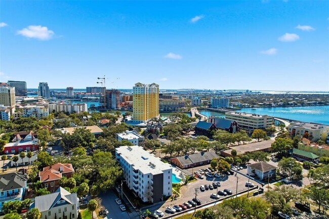 Building Photo - 406 S Cedar Ave