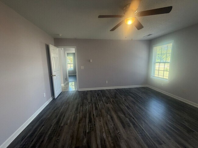 Building Photo - 3560 Oleander Dr