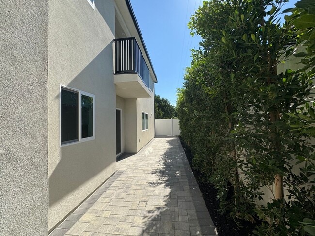 Building Photo - Spacious 1000 Sq. Ft. Single-Floor Back AD...