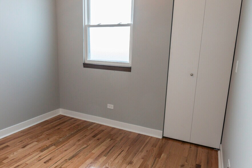 Building Photo - 1929 W Montrose Ave