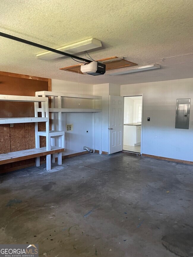 Building Photo - 208 Royal Palms Ave