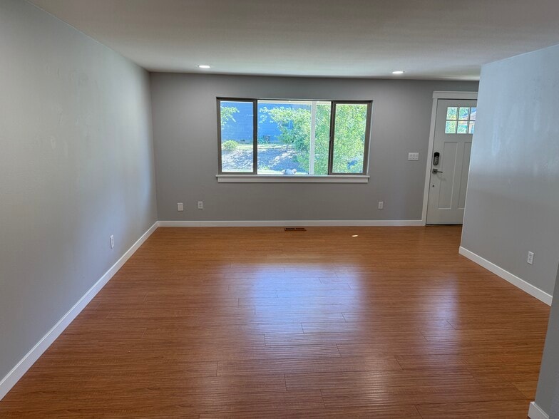 Building Photo - 21654 SW Columbia Dr